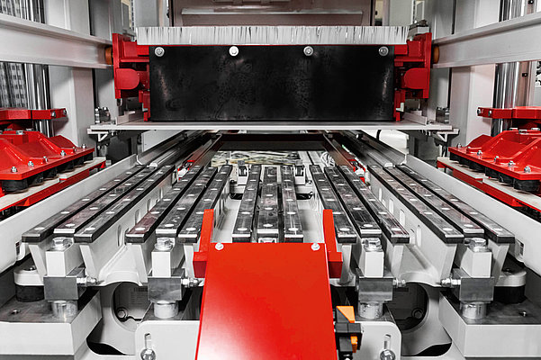 Close-up of the HESS RH 2000-4 vibrating table area inside the machine frame.