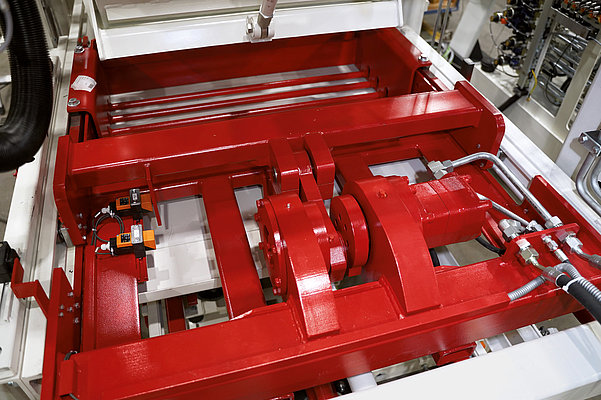HESS RH 1500-4 fuelling grate assembly inside the machine frame.